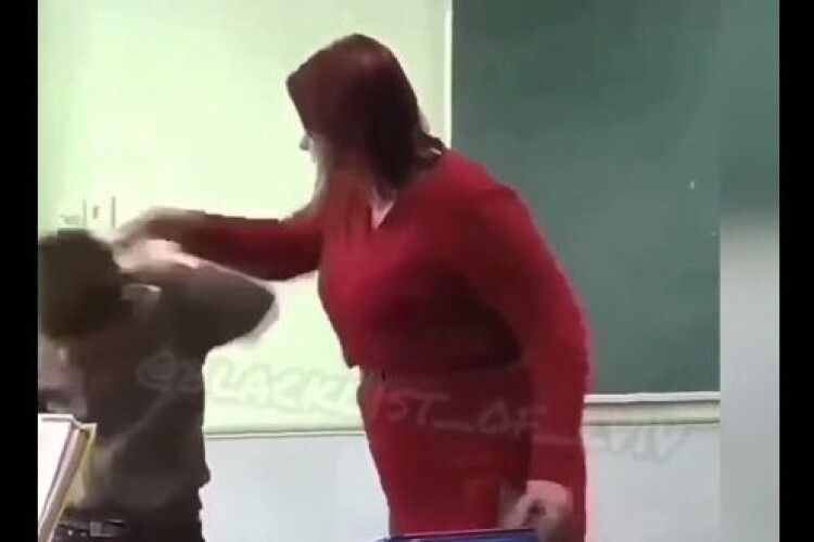 «Не проконтролювала емоції»: заступниця директора школи побила учня перед усім класом (Відео)