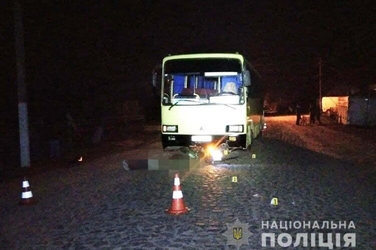 Смертельна ДТП на Рівненщині: 16-річний хлопець на мотоциклі врізався в авто і вилетів під колеса автобуса