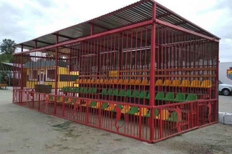 На стадіоні першолігового «Інгульця» збудували клітку, в якій триматимуть уболівальників команди-суперника 