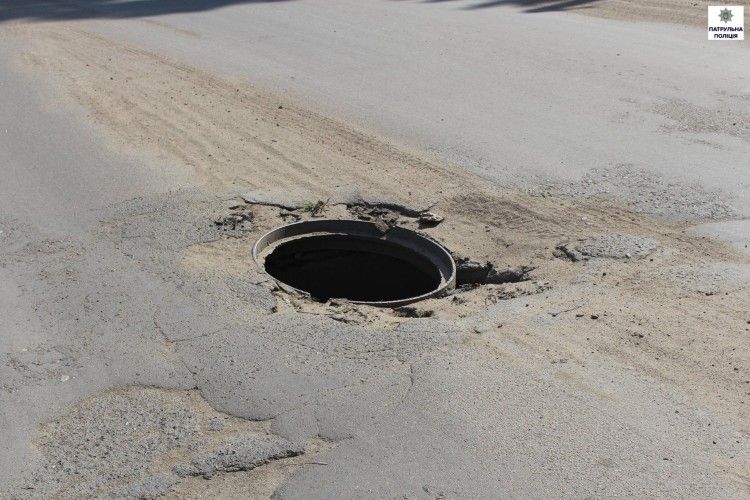 Горохівчани прокинулися, а каналізаційних люків… нема