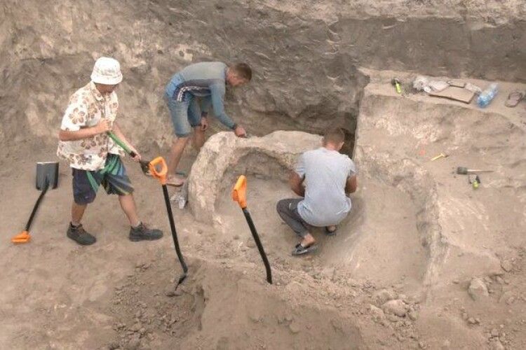 Археологи знайшли піч та обручку 11-го століття на Рівненщині (Фото)
