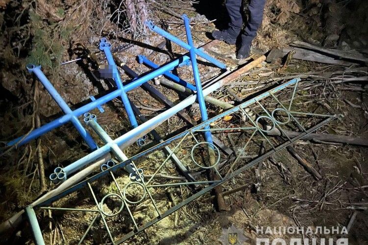 На Рівненщині вандали пошкодили 11 могил