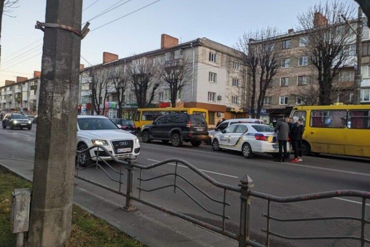 На проспекті Перемоги у Луцьку зіткнулися «Тойота», «Мазда» і «Рено» (Фото)