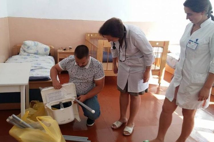 Володимирчанин подарував дитячому відділенню лікарні столики для годування немовлят
