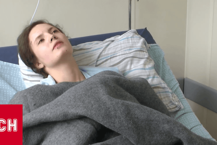 Дівчина вилетіла з 9-го поверху під час атаки на Київ і вижила