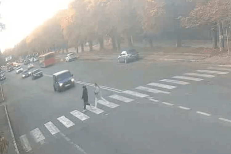 У Луцьку камери спіймали водія, який не пропустив людей на «зебрі» (Відео)