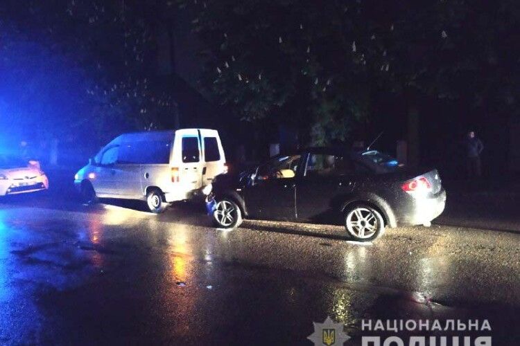 П'яний рівнянин на «Фіаті» врізався у фургон з американцями