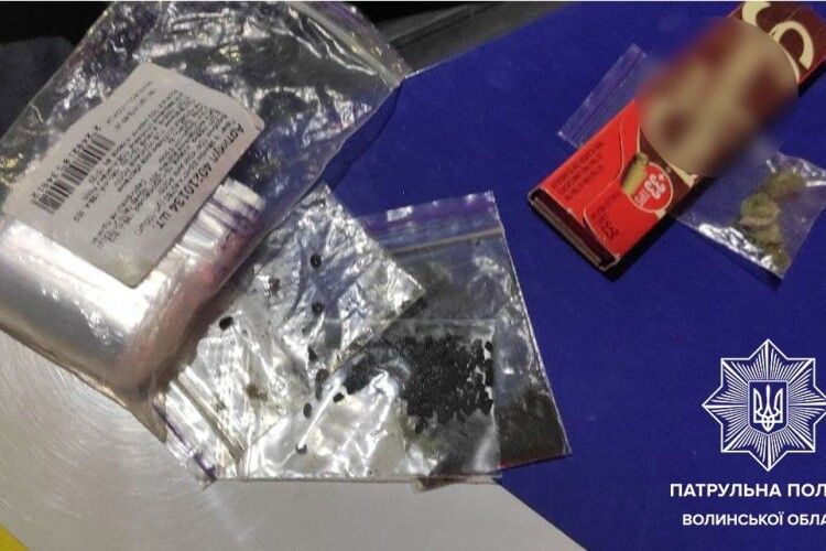 Намагався з’їсти пакетик на сидінні: волинські патрульні знову затримали водіїв, які мали підозріливі пакуночки