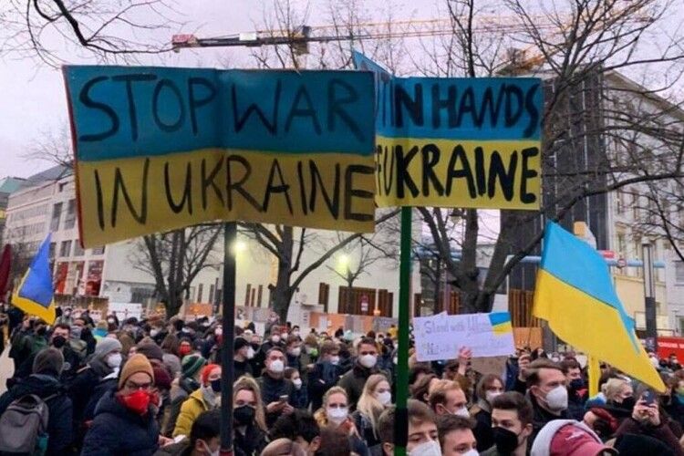 У Берліні дозволили вшанування дня перемоги з прапором України тільки протягом 1 години