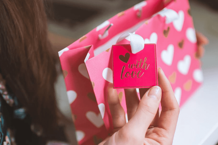 Подарунки дівчині від хлопця: чим порадувати кохану в День народження