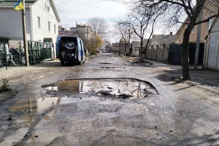 Вулиця у Луцьку, яка майже 20 років без ремонту, - у жахливому стані 