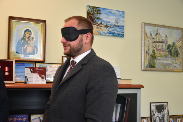 Сьогоднішній день представники міської влади проведуть із закритими очима