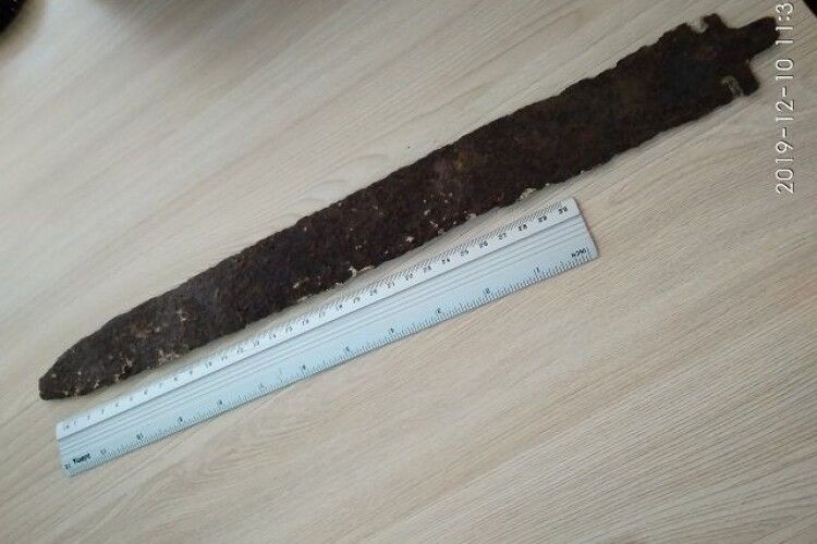 У Бузі знайшли меч, якому понад 500 років