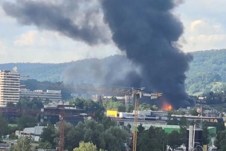 Внаслідок пожежі в промисловій будівлі у Швейцарії постраждали сім людей