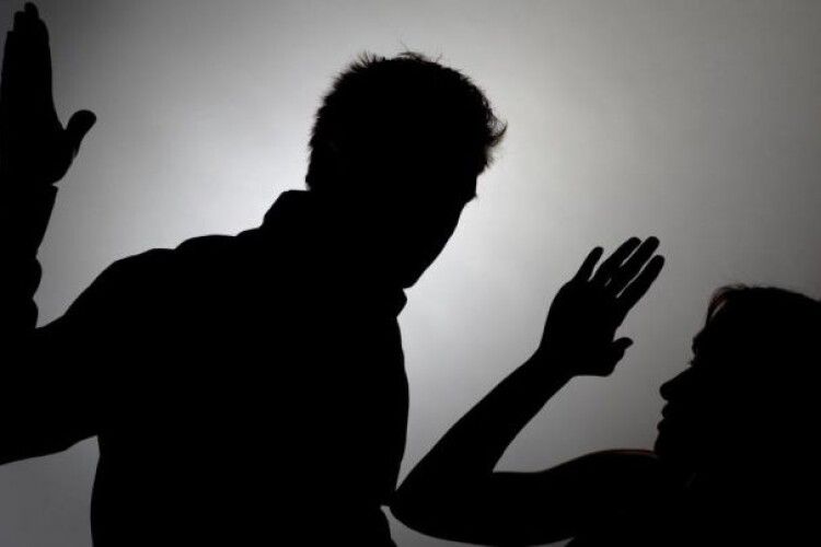 Під час сварки 28-річний чоловік зіштовхнув 20-літню кохану з балкона квартири