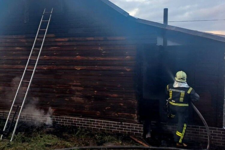 Грубка підвела: у селі біля Луцька спалахнула будівля