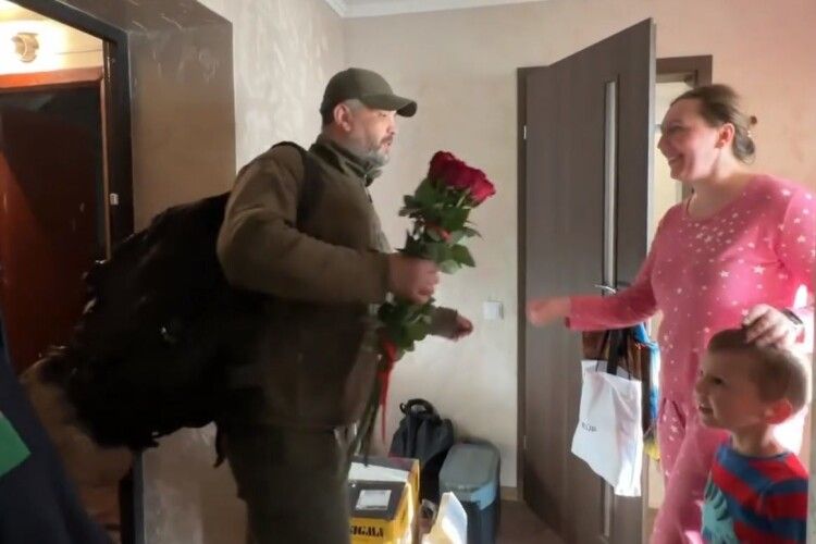 Показали зворушливі кадри повернення додому із фронту волинського прикордонника (Відео)