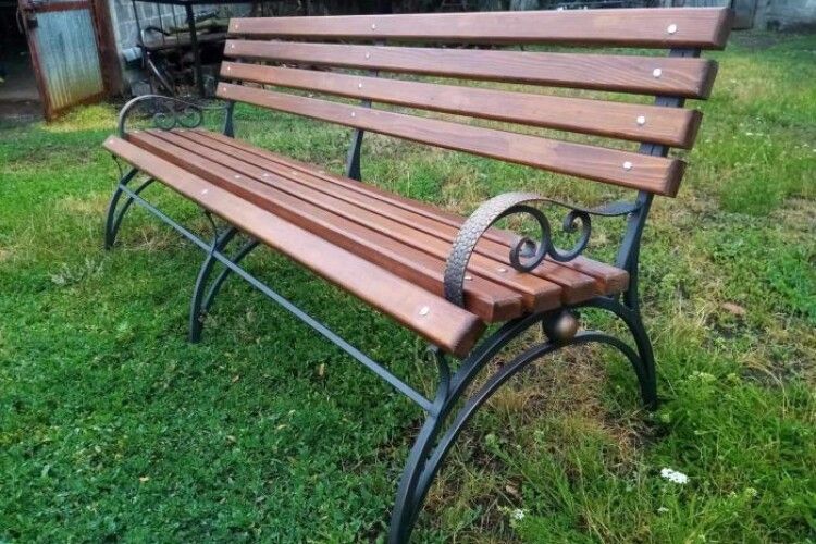 У Луцьку оновлять вуличні лавки: де саме