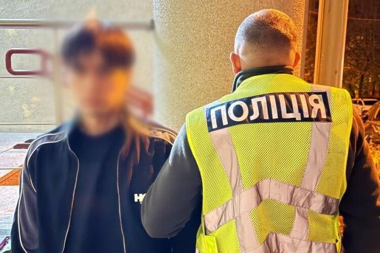У Києві молодик на побаченні жорстоко побив дівчину через «фальшиве» фото на сайті знайомств