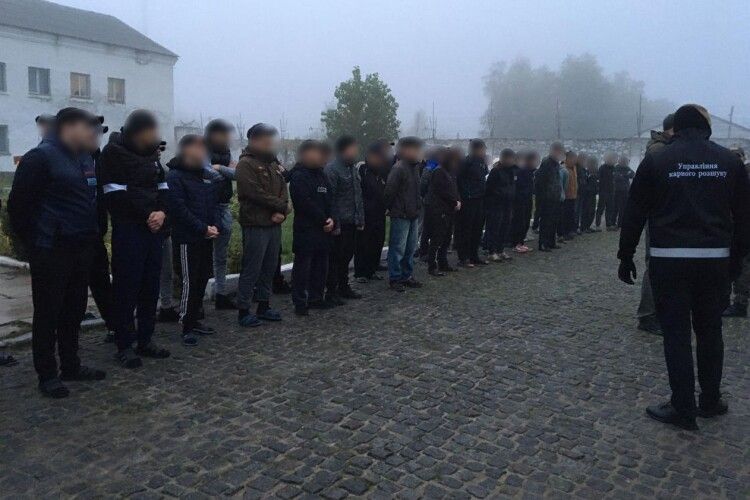 На Волині викрили масштабну шахрайську схему: ошуканти видурювали мільйони (Фото, відео)