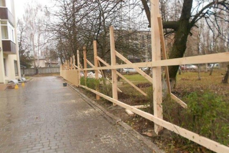  У Рівному розгорівся скандал через будівельний паркан у житловому районі