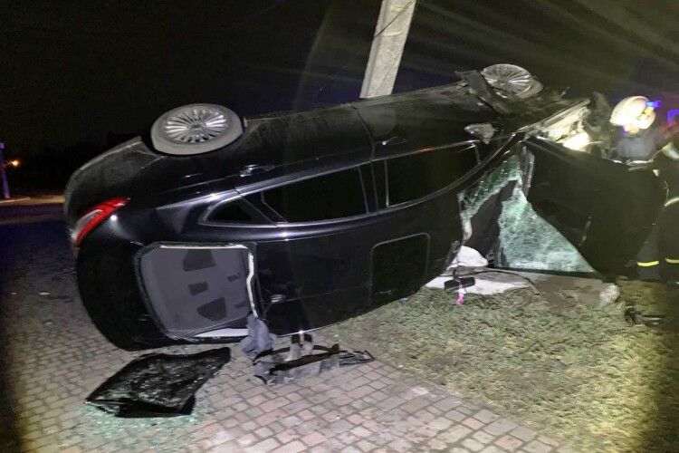 Авто перекинулося: на Рівненщині водійка врізалася в електроопору (Фото)