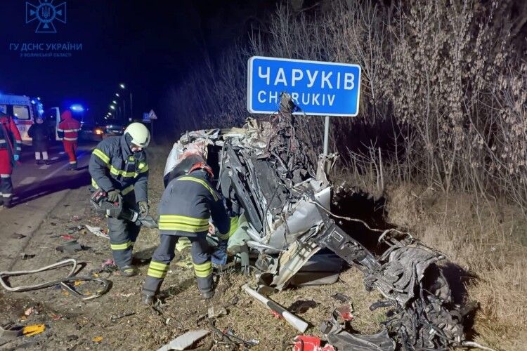 Моторошна ДТП у Луцькому районі: тіло водія витягували рятувальники (Фото)