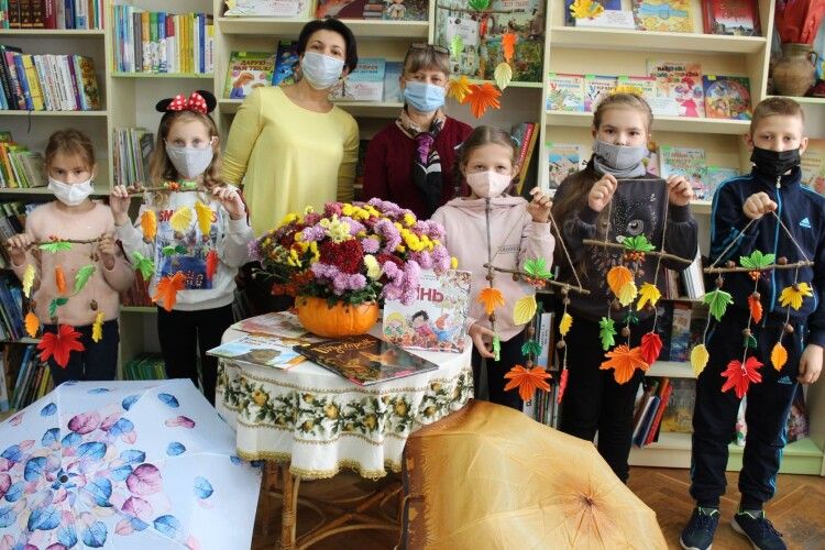 У Луцькій книгозбірні хризантеми розквітли в гарбузі (Фото)