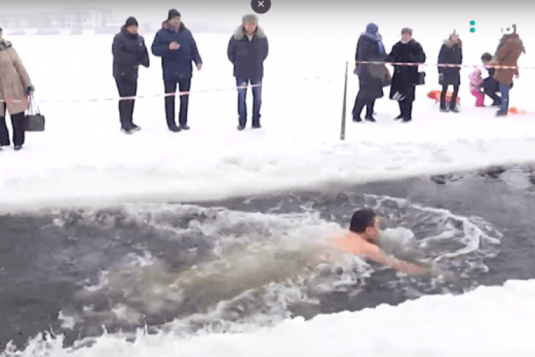 35 рівнян змагалися у плаванні в крижаній воді (Відео)