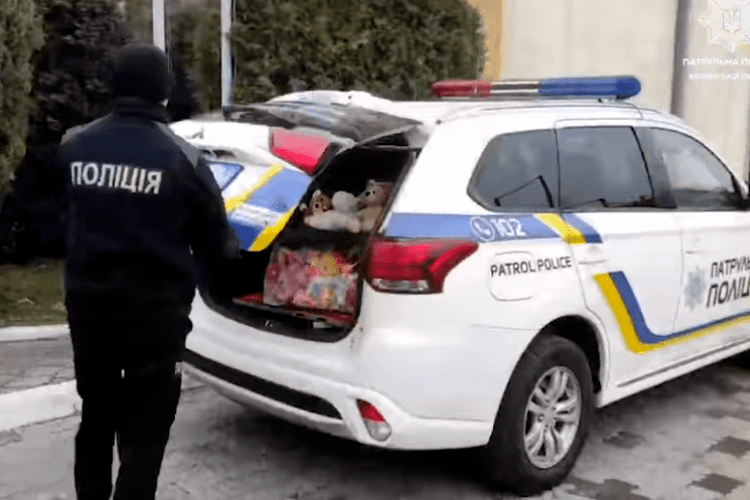 Волинські патрульні возять у службових автівках іграшки (Відео)