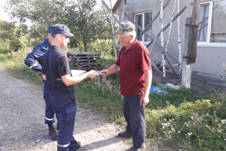 Рятувальники на Ковельщині та в Луцькому районі нагадували людям, щоб не легковажили з вогнем
