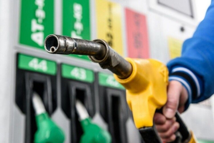 Через атаки дронів виробництво бензину в РФ упало до 65% від споживання