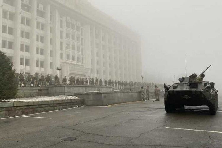 Танки на вулицях Казахстану: уряд пішов у відставку (Відео)