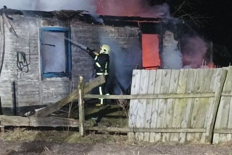 Під час гасіння пожежі в будинку волинські рятувальники знайшли тіло юнака