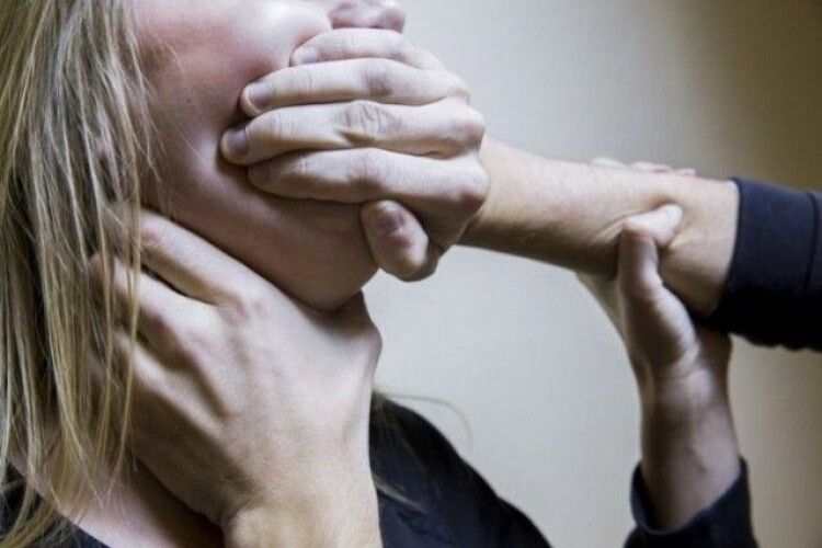 Чоловік систематично ґвалтував дружину й двох дочок: справу передали до суду