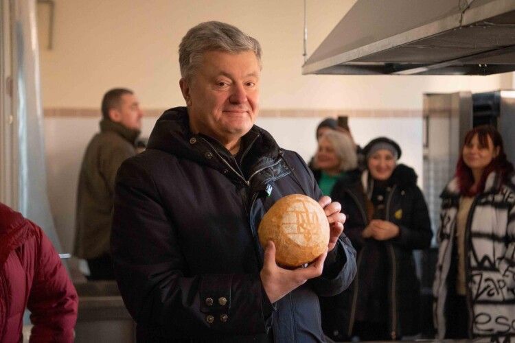 Хліб нескореного міста: Порошенко привіз на блокпост у Херсон волонтерські паляниці