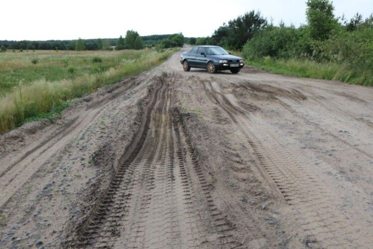 Через рови на дорозі до села на Волині застрягають автомобілі, а незабаром транспорт тут взагалі може не проїхати