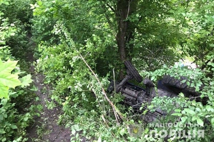 На Рівненщині трактор впав у яр, водій не вижив