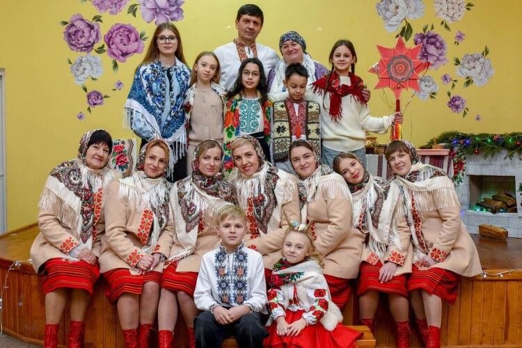 Світло свята заради миру: у волинському селі провели благодійні різдвяні вечорниці (Фото)