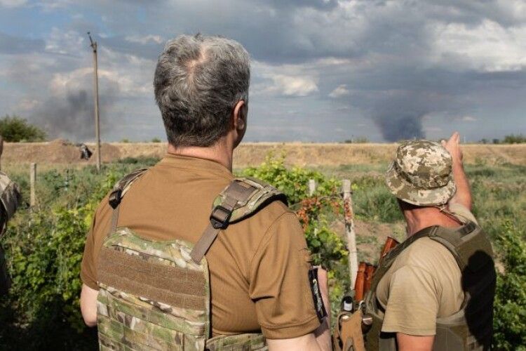 Дорога на фронт: Порошенко показав, що зробили російські окупанти з українськими селами на півдні (Відео)