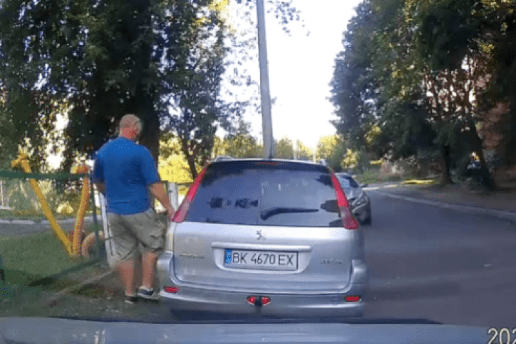 Чоловік з собакою навмисне дряпав автівки у Рівному (Відео) 