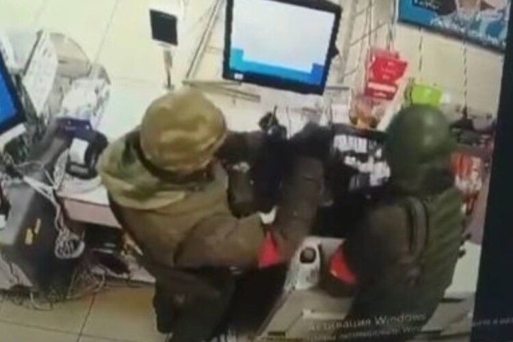 Окупанти ще з Грузії вивозили унітази: у світі під посольства РФ зносять  «подарунки» для їхніх мародерів