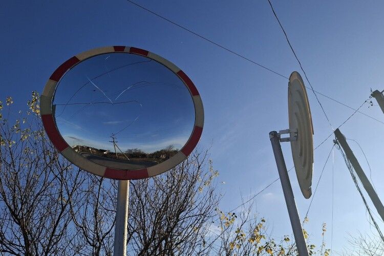 У громаді на Волині вандали розбили дзеркала безпеки та пошкодили бордюри