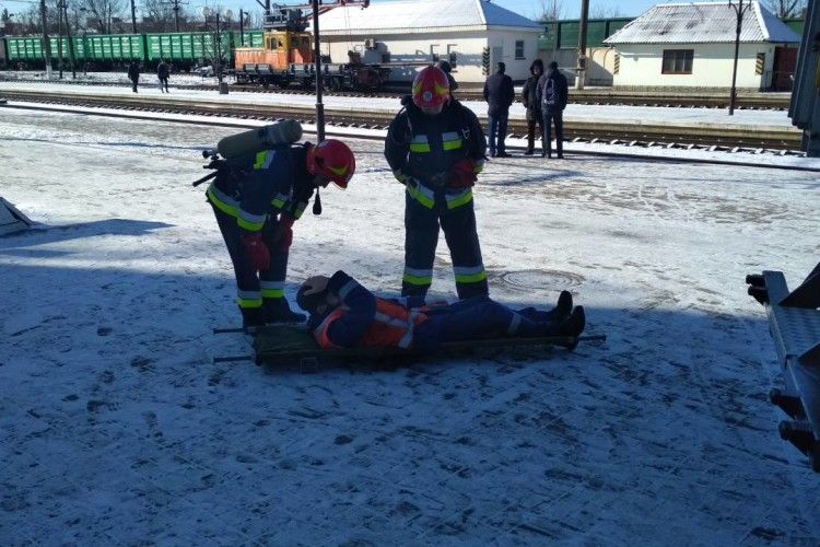 У Здолбунові гасили пожежу в багажному відділенні залізничної станції (фото)