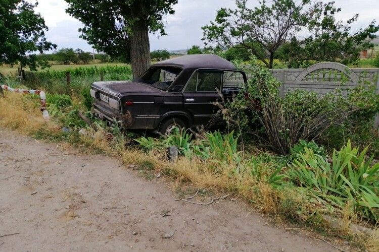 Чому між селами на Волині хтось залишив автомобіль ВАЗ?