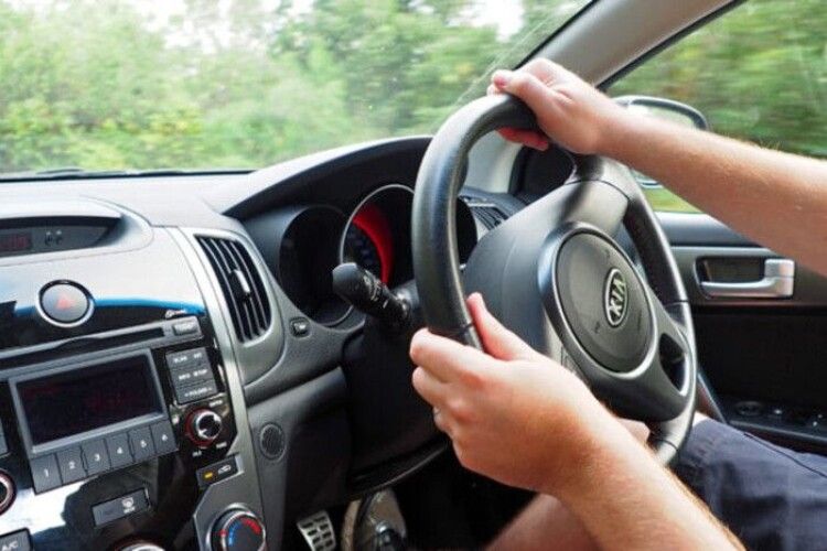 Верховна Рада може дозволити реєстрацію авто з правим кермом 