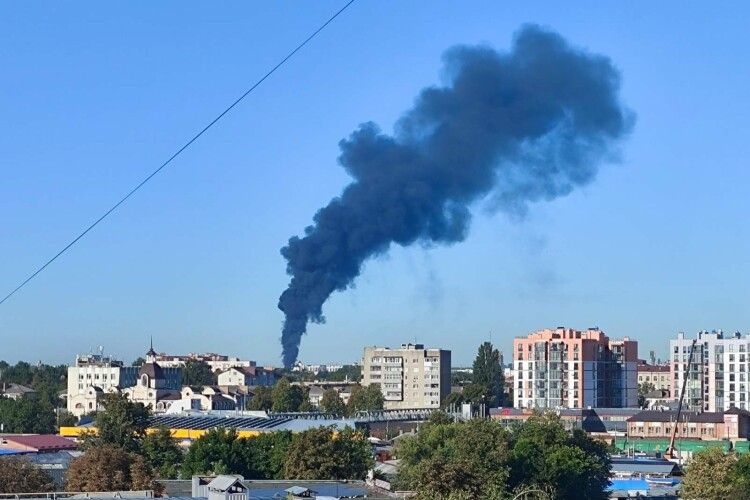 У центрі Луцька спалахнула велика пожежа: над містом здіймається чорний дим