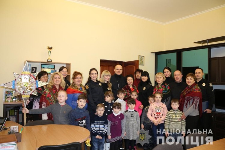 Щедрувальники попорядкували в обласному управлінні Нацполіції (фото)