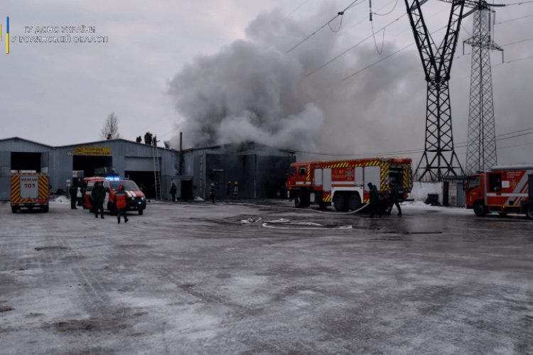 У Луцьку горіла станція техобслуговування автомобілів (Фото. Відео)