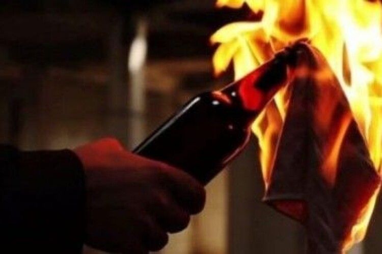 На подвір’я волинян невідомі жбурнули запалювальну суміш